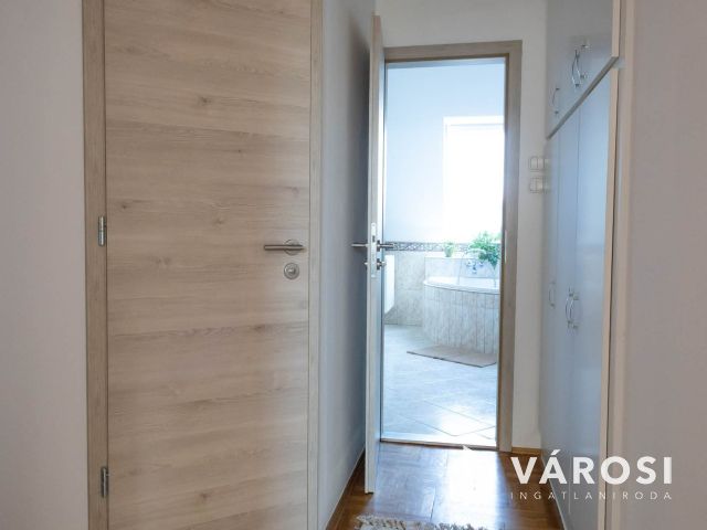 Nagyerdei tágas belső kétszintes lakás eladó