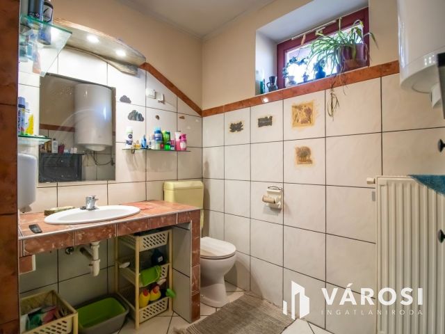 Felújított 5 szobás családi ház + 1 kislakás