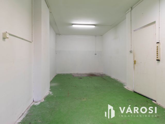 59 m2-es, klímás iroda saját raktárral és mosdóval kiadó