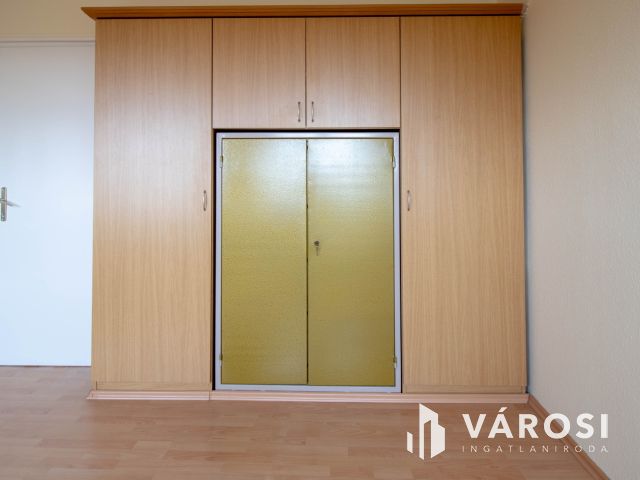 21 m2-es, részben berendezett, emeleti iroda a Pesti úton