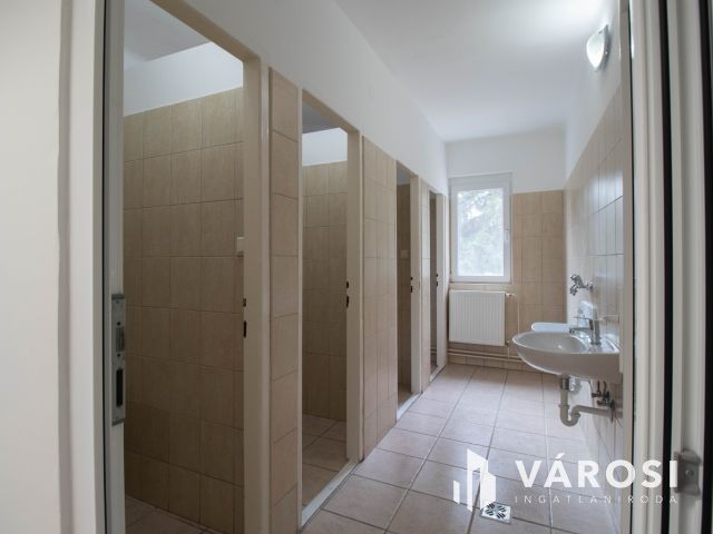 21 m2-es, részben berendezett, emeleti iroda a Pesti úton