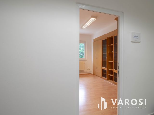 21 m2-es, részben berendezett, emeleti iroda a Pesti úton