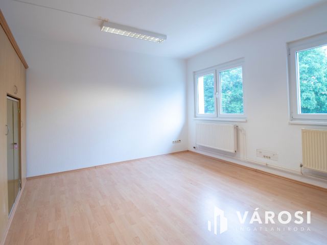 21 m2-es, részben berendezett, emeleti iroda a Pesti úton