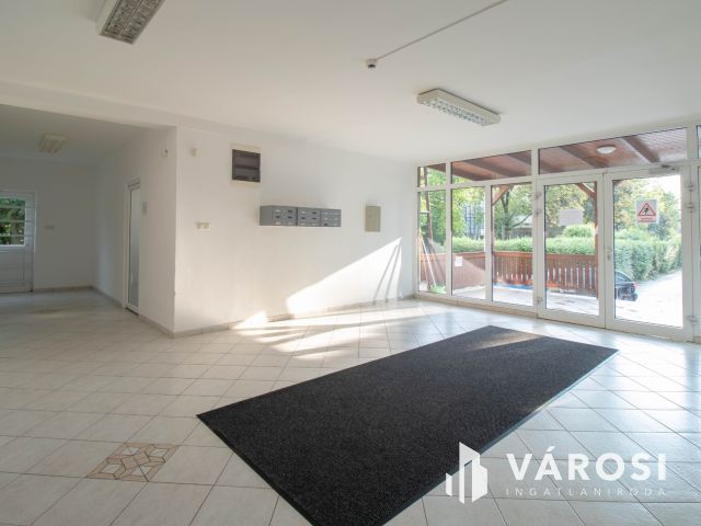 21 m2-es, részben berendezett, emeleti iroda a Pesti úton