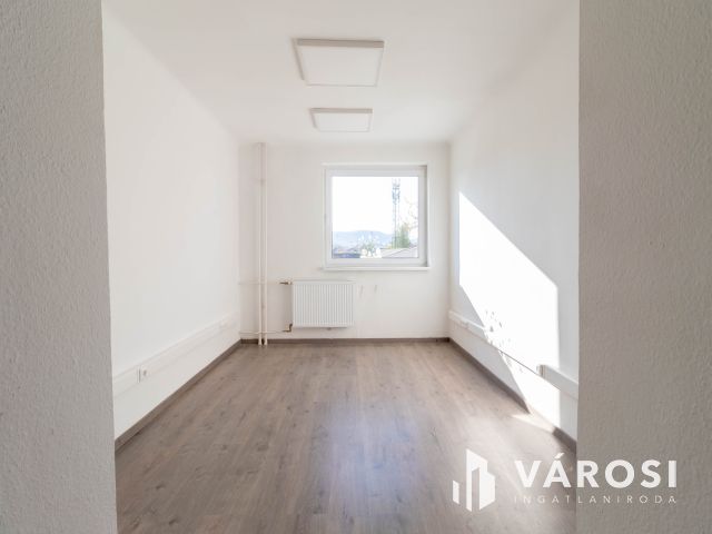 2. emeleti, 16 m2-es iroda kiadó Fáy utcai irodaépületben