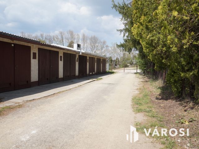 Eladó garázs az Űrhajós utcában