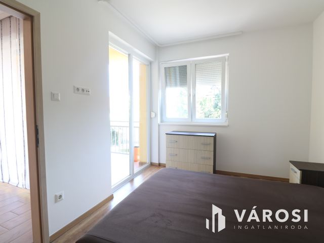 Családias lakóparkban 1. emelti lakás eladó.