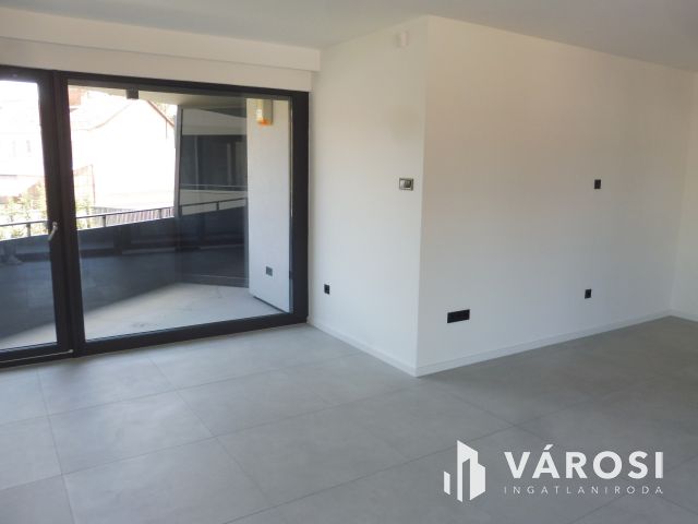 5 Csillagos elsőemeleti lakás Újszegeden Kiadó.