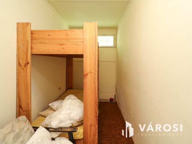 2219 nm-es fejlesztési telek nyaralóval Balatonfenyvesen