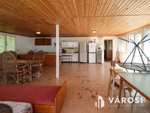 2219 nm-es fejlesztési telek nyaralóval Balatonfenyvesen