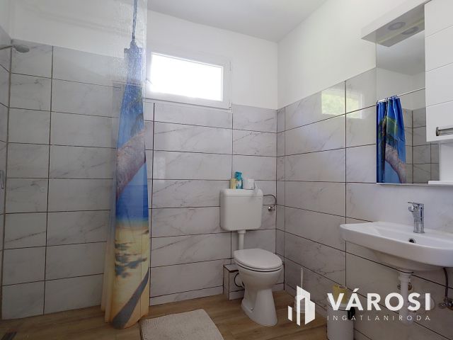 Zsóry-fürdő: 3 szintes ház, 20 fő, kész lehetőség!