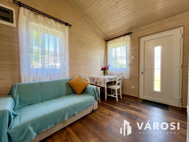 Új építésű nyaraló saját kerttel Kőröshegyen