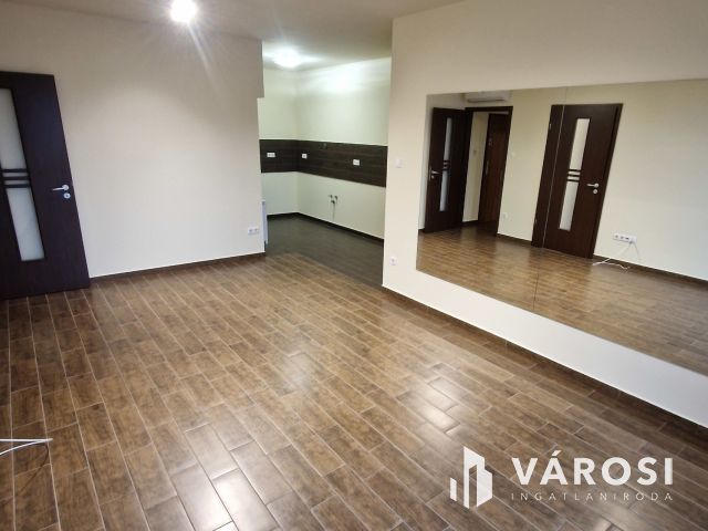 Bomba helyen irodahelyiség KIADÓ, Debrecen Pláza mellett