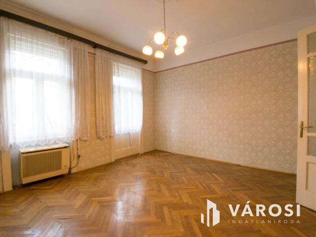 Belvárosi lakás garázzsal és kerttel Kalocsán