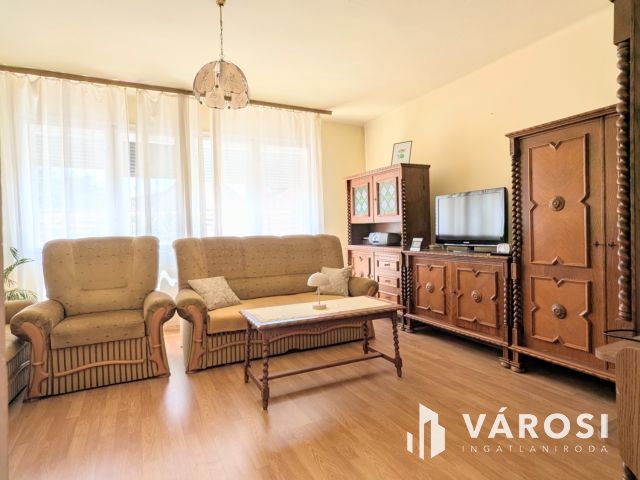 Sorház kis kerttel a belváros kiváló részén!