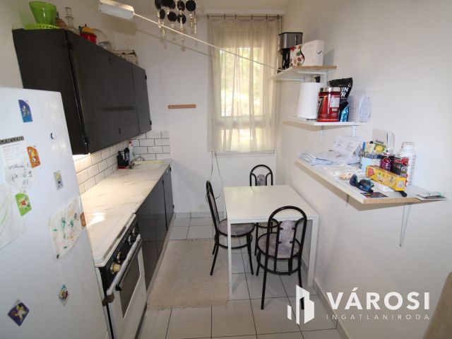 ELSŐ emeleti 2 szobás, erkélyes lakás eladó.