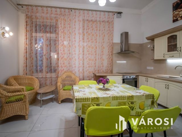 Kiadó belvárosi 3 szoba nappalis nagylakás