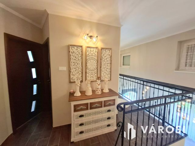 Gyönyörű galériás kertes ház, ahová költözni kell!