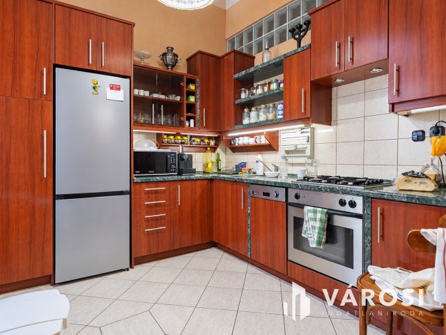 Nagy lakás a Vígszínházzal szemben a nagykörúton